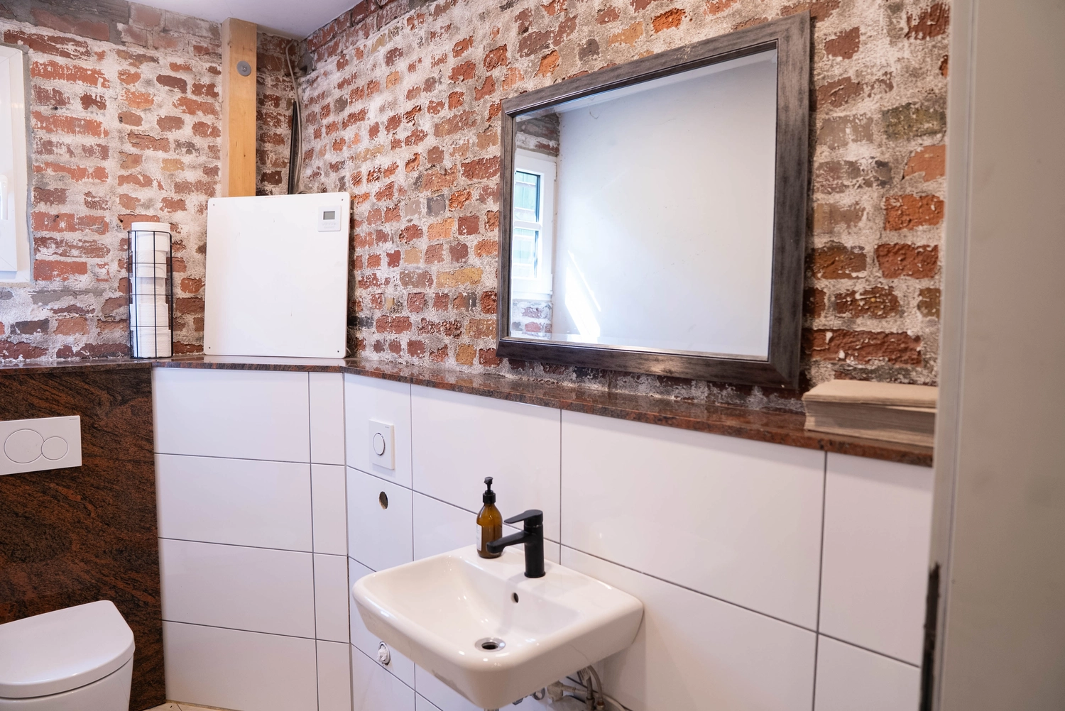 Alpakahof Dinge – Alpaka-Trekking – Dieser moderne Holzofen mit Panorama-Glastür wird häufig zum Beheizen von Wohnhäusern verwendet.